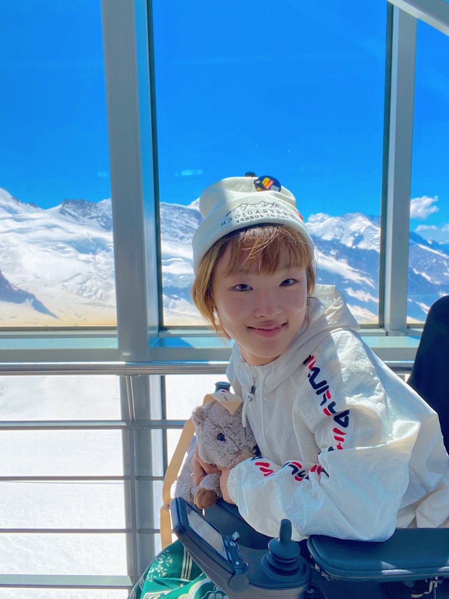 rolling_guru's tweet image. 여기는 알프스! 무려 해발 3000m. 200kg 전동휠체어를 타고 알프스 산맥을 올랐어요.

입장료는 무료였고, 직원들은 전동휠체어가 가기 편한 루트를 알고 있었어요. 유일하게 못 들어가는 얼음 바닥인 Ice palace도 마치 휠체어를 썰매처럼 밀어 사진존까지 들여보내준 분도 있었어요.