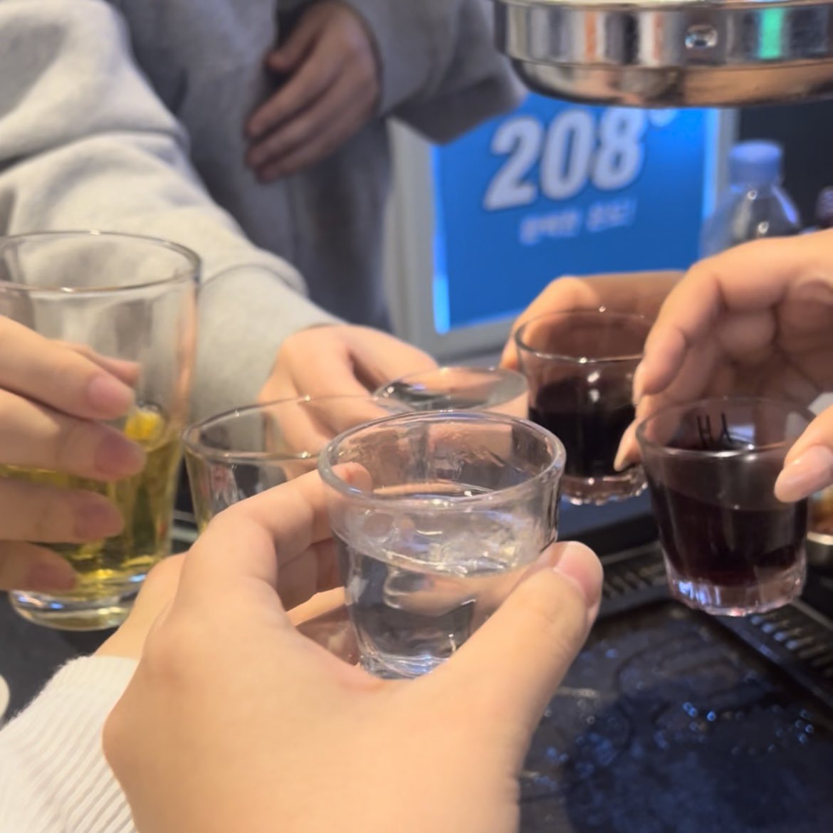 Enpeul_'s tweet photo. 오늘 양띵 님이 따라주시는 술도 마시고
3D와 짠도 하고...........성인은 행복하다 https://t.co/wwnonSAugi