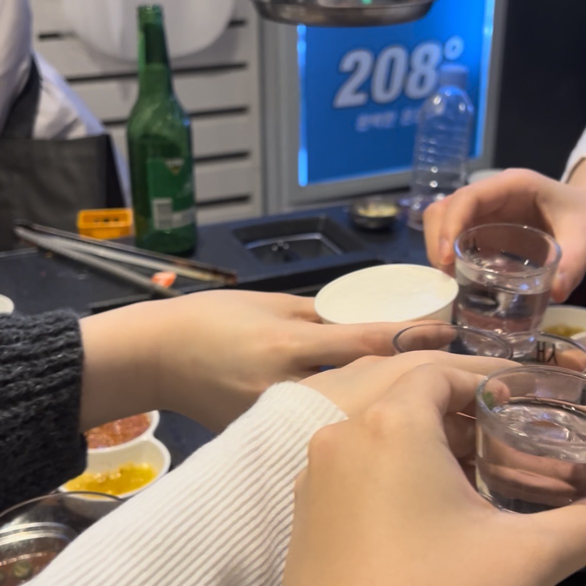 Enpeul_'s tweet photo. 오늘 양띵 님이 따라주시는 술도 마시고
3D와 짠도 하고...........성인은 행복하다 https://t.co/wwnonSAugi