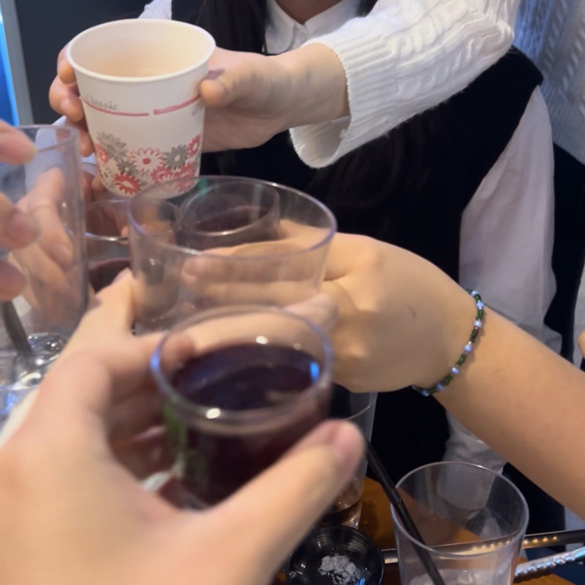 Enpeul_'s tweet photo. 오늘 양띵 님이 따라주시는 술도 마시고
3D와 짠도 하고...........성인은 행복하다 https://t.co/wwnonSAugi