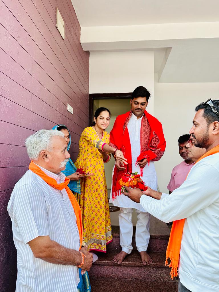 bjpneelrao's tweet photo. नर्मदा जिले के विश्व हिंदू परिषद के प्रमुख अजीत सिंह राठौड़, गौतमभाई पटेल, जयदीप भाई, नीरव भाई बारोट, बीजेपी के नर्मदा जिले के उपाध्यक्ष अनिरुद्ध सिंह गोहिल, जिले के कारोबारी कमलेश भाई पटेल, राजपिपला शहर महामंत्री अजित भाई परीख द्वारा अयोध्या राम मंदिर प्राणप्रतिष्ठा का आमंत्रण प्राप्त हुआ तथा इसके निमित्त पूजित अक्षत प्राप्त किया। 
जय श्री राम🚩🌷🙏
#ayodhyamandir #AyodhyaDham #JaiShreeRam