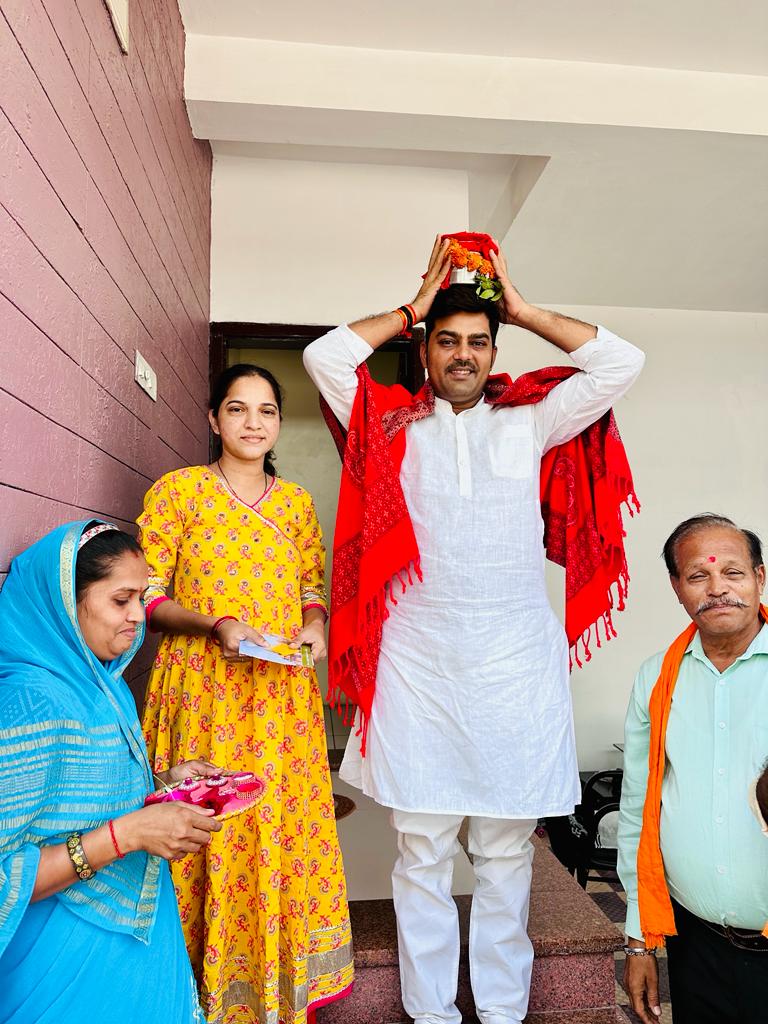 bjpneelrao's tweet photo. नर्मदा जिले के विश्व हिंदू परिषद के प्रमुख अजीत सिंह राठौड़, गौतमभाई पटेल, जयदीप भाई, नीरव भाई बारोट, बीजेपी के नर्मदा जिले के उपाध्यक्ष अनिरुद्ध सिंह गोहिल, जिले के कारोबारी कमलेश भाई पटेल, राजपिपला शहर महामंत्री अजित भाई परीख द्वारा अयोध्या राम मंदिर प्राणप्रतिष्ठा का आमंत्रण प्राप्त हुआ तथा इसके निमित्त पूजित अक्षत प्राप्त किया। 
जय श्री राम🚩🌷🙏
#ayodhyamandir #AyodhyaDham #JaiShreeRam