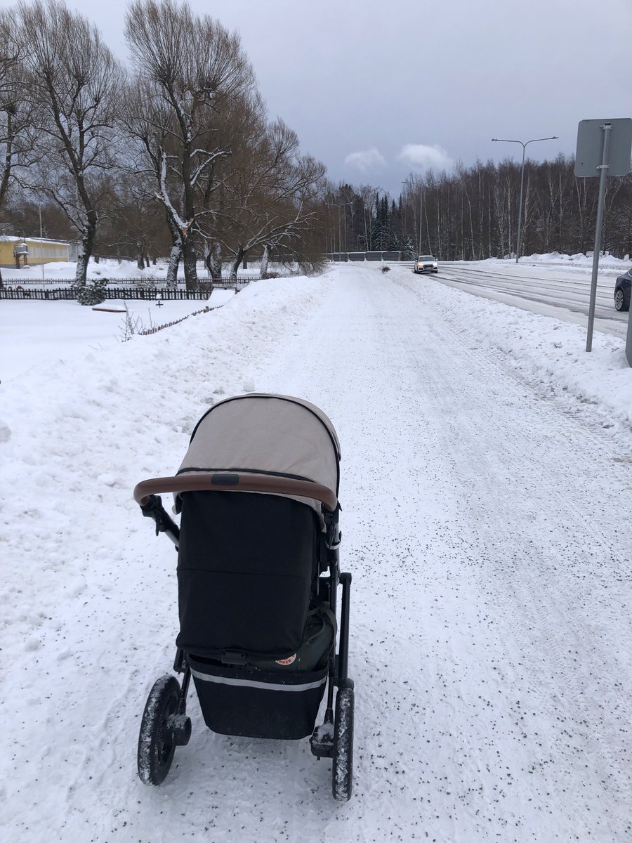 timohoo's tweet photo. Hyvä talvikunnossapito mahdollistaa hyviä asioita. Tällä kertaa 3 km vaunukävelyn Itiksestä Rastilan kartanolle lounaalle 🍝 #helsinki #kävely #liikenne https://t.co/GVtQnVkKV6