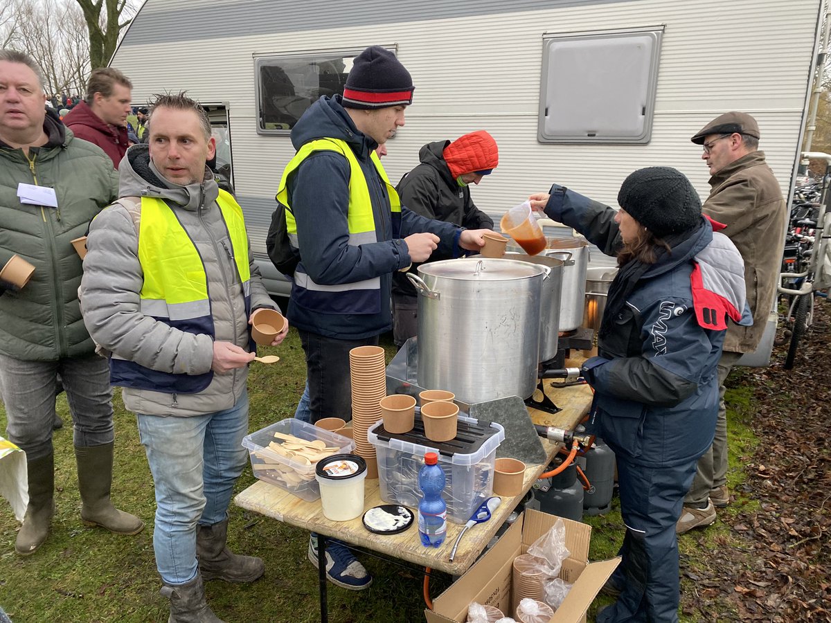 Er is voor de geduldige wachters ook soep en koffie. Volgens de organisatie hebben zich zo’n 1500 mensen gemeld om mee te zoeken, terwijl gerekend was op 400 mensen. De rij is nog lang niet weg. Honderden wachten nog om zicht in te schrijven.