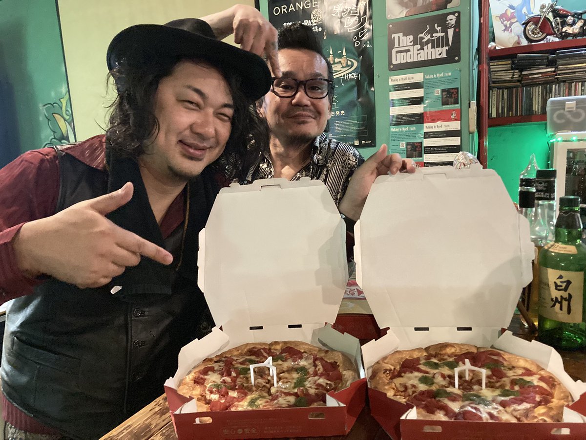 This is reason why he sings.
キムが歌う理由はここにあります🍕