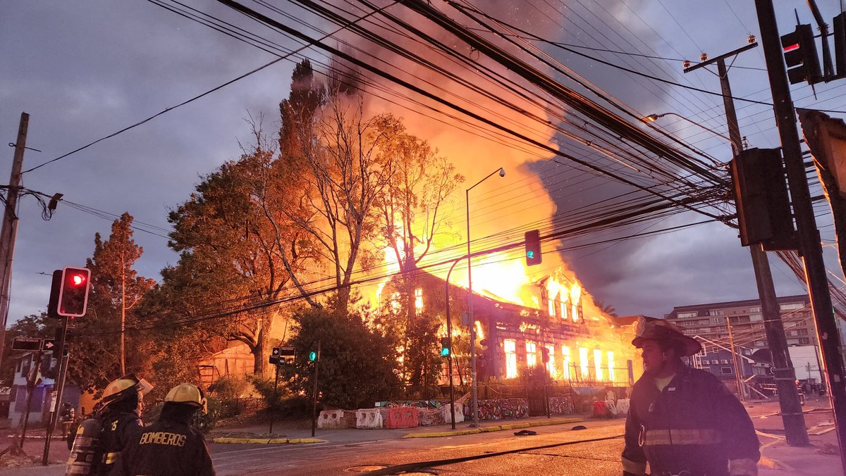 biobio's tweet photo. 🔴 AHORA #ValdiviaCL | Un incendio destruye el Café La Última Frontera y la tienda La Manzana, ubicados en Pérez Rosales con Yerbas Buenas. Las llamas se están propagando a una infraestructura colindante. https://t.co/Py09yTa9jk