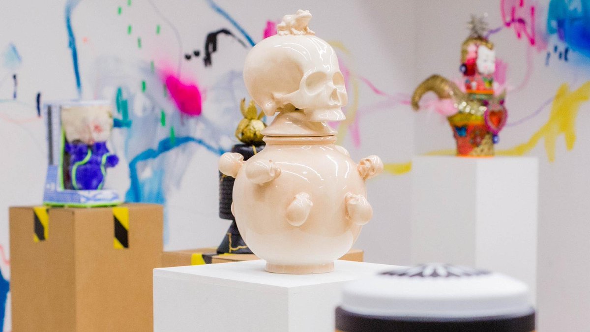 Urnas Kinkis, un proyecto provocador que busca ensalzar el concepto de urna funeraria, por lo general solemne y sosa, para convertirla en una pieza artística eterna. 15 artistas de gran renombre participan en el proyecto, diseñando y creando urnas como obras de arte de diseño.