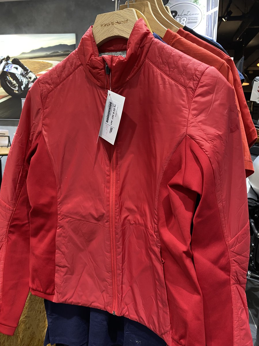 MotorradSetaga8's tweet photo. 数は少ないですが、アパレル半額コーナー設置してみました。売れ残りではないので、おススメのウエアばかりです。
#レンたま
#モトラッド世田谷
#motorradsetagaya https://t.co/Epguq91uRq