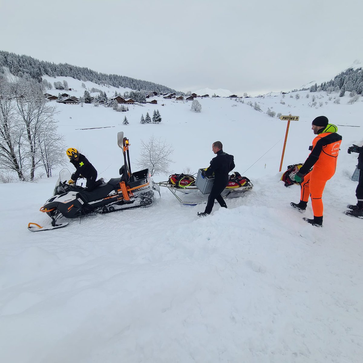 Entraînement #plongée sous glace au lac des confins à La Clusaz pour 11 plongeurs du #GASP accompagnés d’un infirmier en soutien sanitaire. Trouée de glace, mise en place de balisage et recherche subaquatique, en partenariat avec le service des piste #SurTousLesFronts #Pompier
