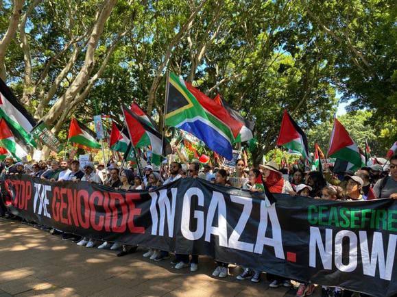 OnlinePalEng's tweet photo. #Photos | Participants march in Sydney, Australia, expressing solidarity with Palestine and condemning the actions of the Zionist occupation in the Gaza Strip during the "International Day for Gaza" activities. https://t.co/Rtj8sv6aRh