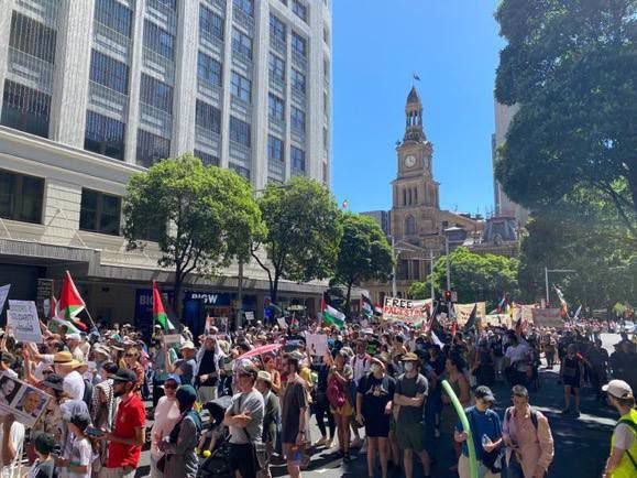 OnlinePalEng's tweet photo. #Photos | Participants march in Sydney, Australia, expressing solidarity with Palestine and condemning the actions of the Zionist occupation in the Gaza Strip during the "International Day for Gaza" activities. https://t.co/Rtj8sv6aRh