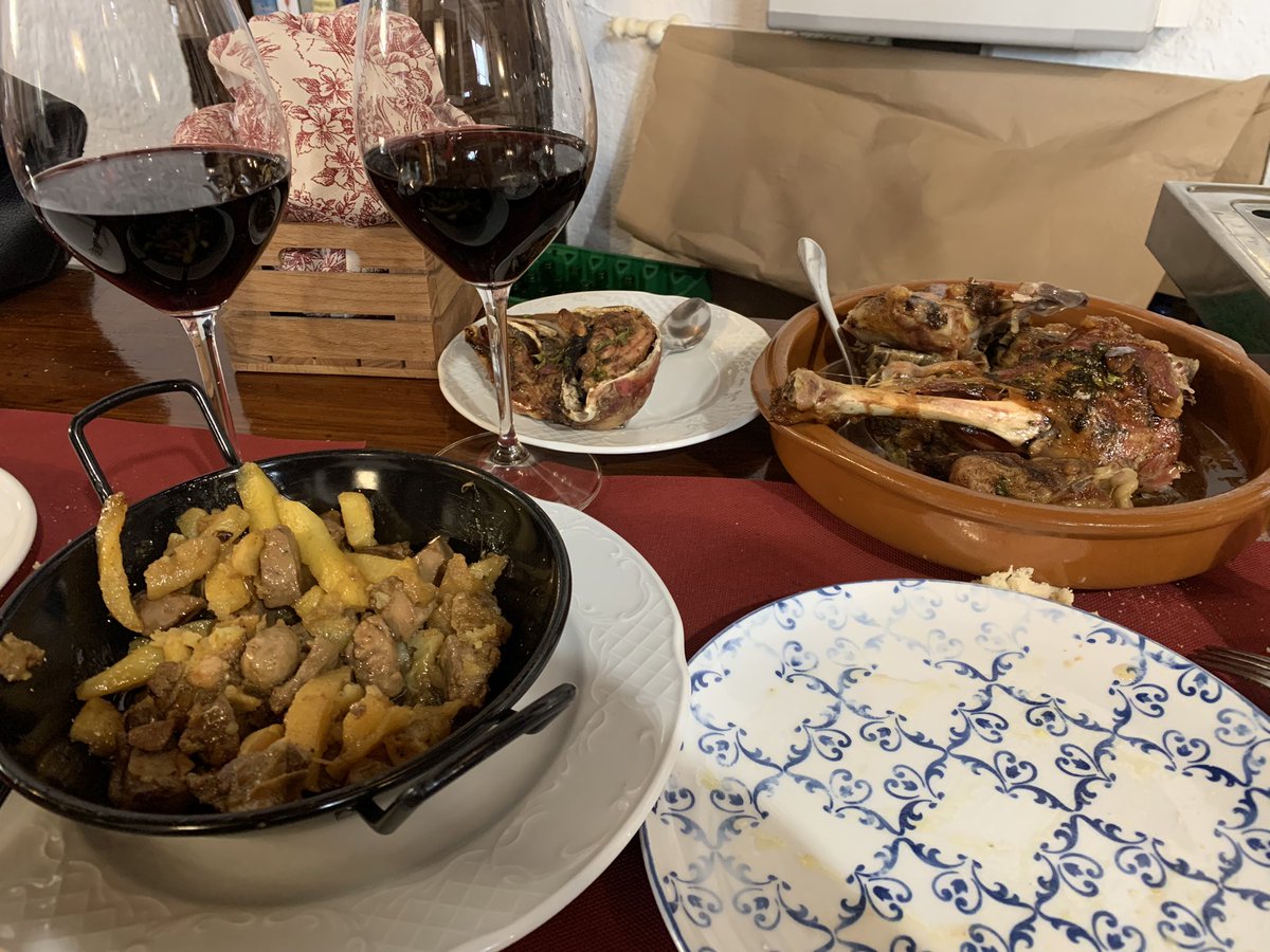 La Cuadrilla tenía una peregrinación pendiente a Canillas de Aceituno (Málaga) a despachar unas raciones de chivo al horno de leña. En nuestro pecado (ni haber venido antes) está la penitencia #MadreDelAmorHermoso