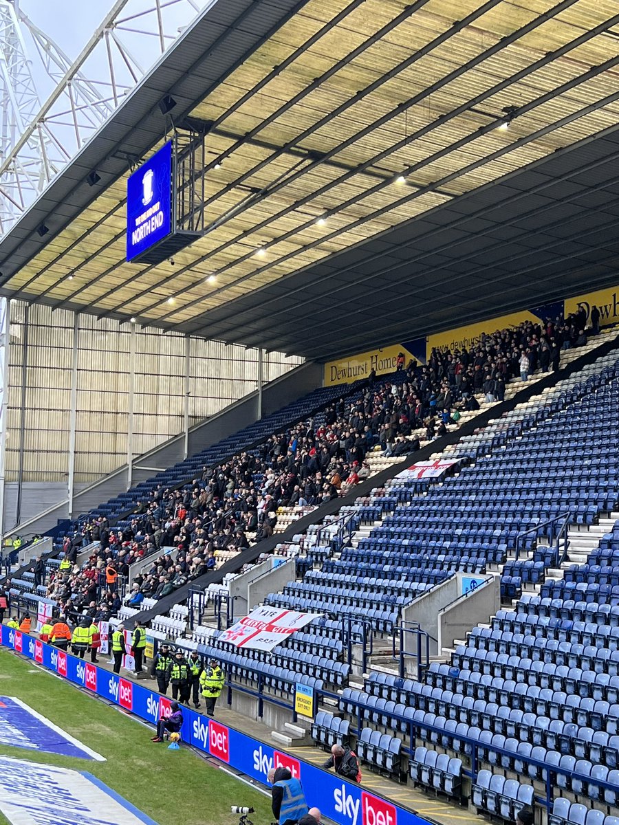 harrypnefc's tweet photo. 9000 Bristol City fans at West Ham today #pnefc #Bristolcity https://t.co/6er9YFou4g