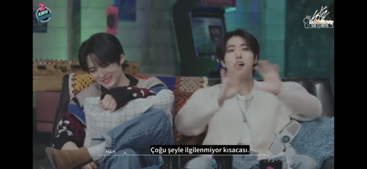 SKZSubTurkiye's tweet photo. Merhaba, STAA! Sizler için 2 Kids Show’un son bölümünü çevirdik. Lee Know ve Han’ın güzel kimyasını hissedeceksiniz bu videoda, koşun hemen 🕺🏻🕺🏻

https://t.co/N73qOpnRZB https://t.co/uqEVNFq3bX