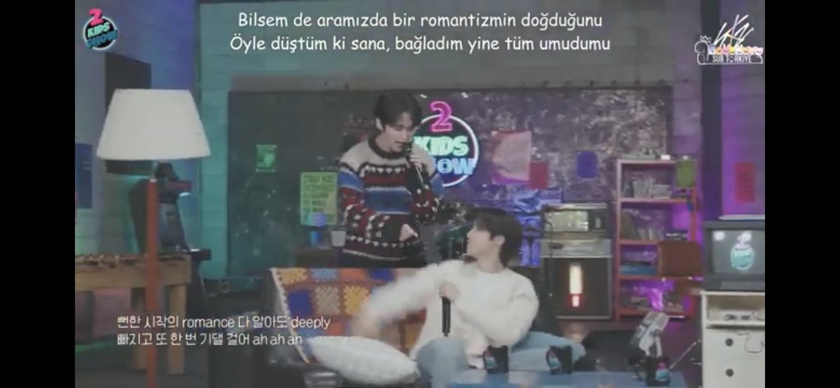 SKZSubTurkiye's tweet photo. Merhaba, STAA! Sizler için 2 Kids Show’un son bölümünü çevirdik. Lee Know ve Han’ın güzel kimyasını hissedeceksiniz bu videoda, koşun hemen 🕺🏻🕺🏻

https://t.co/N73qOpnRZB https://t.co/uqEVNFq3bX