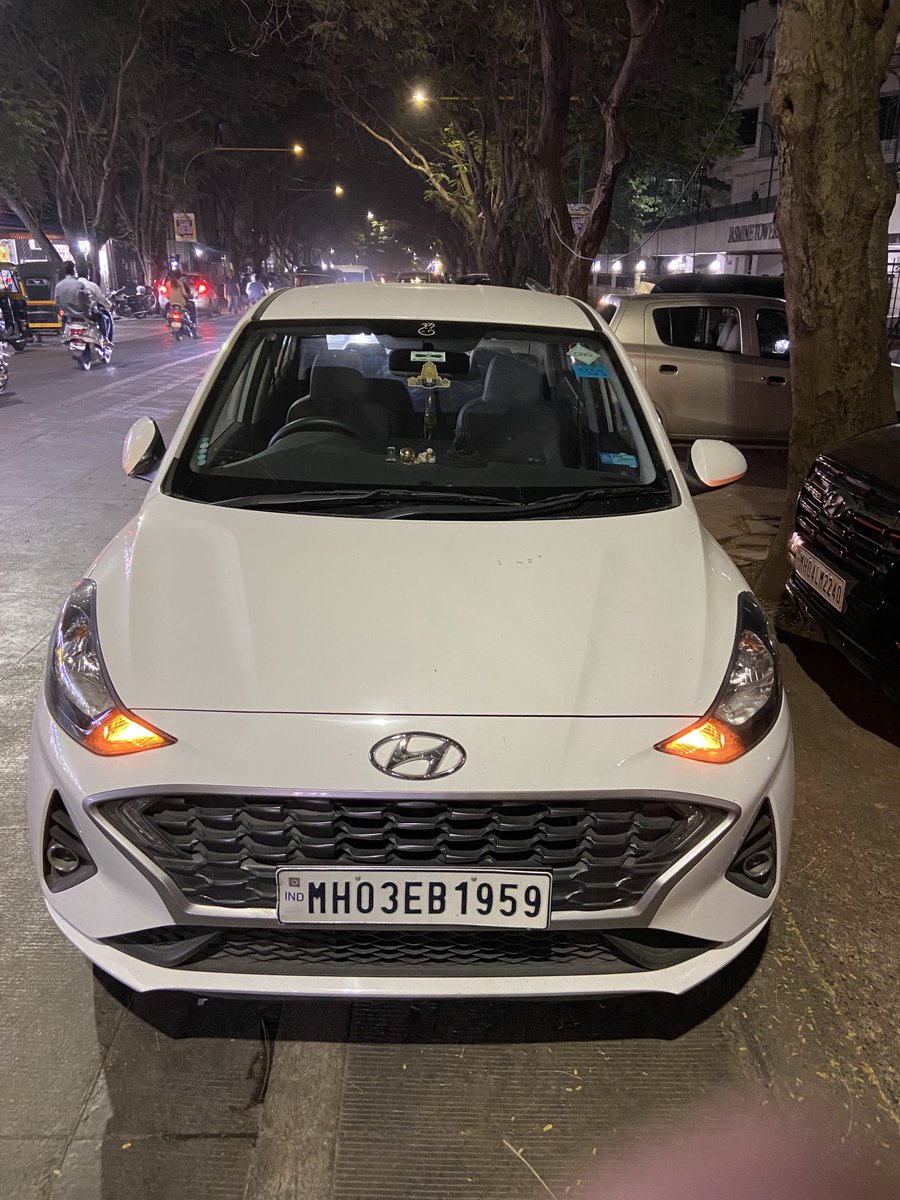 ValetaAnthony's tweet image. ⁦@ThaneTraffic⁩ wrong parking in Vasant Vihar near Jasmine Towers , no diver inside and the cars are blocked. Kindly help