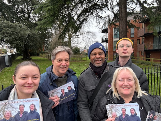 A warm welcome in Coley - even in the cold! @RDGLabourCllrs @reading_labour meeting residents today @CllrLizTerry @EllieEmberson @paulgittings #labourdoorstep working all the year round