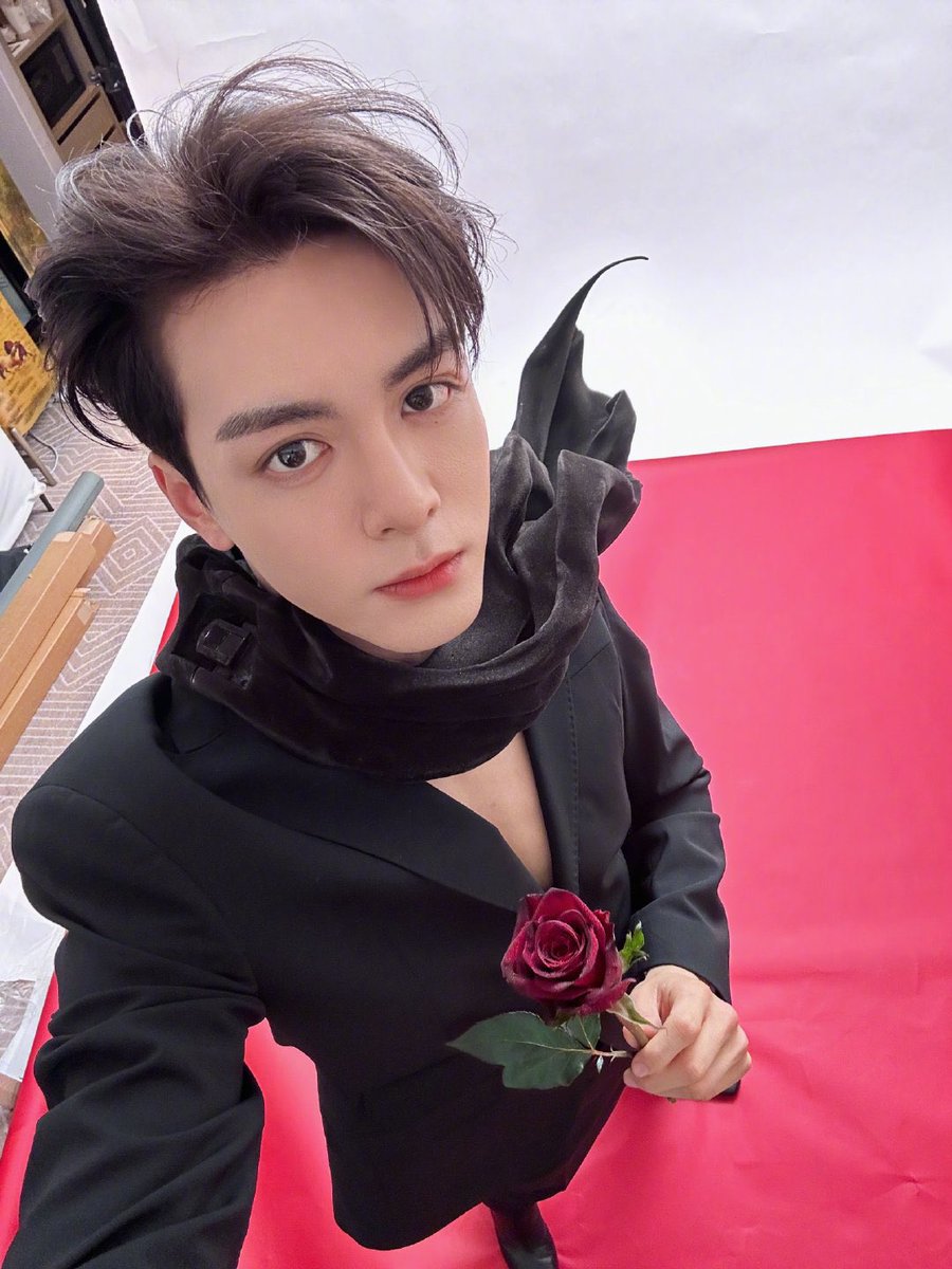 Zeng ShunXi posts new photo.