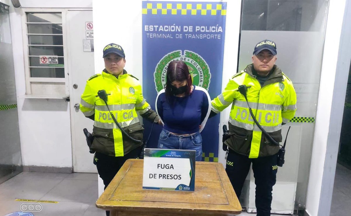PoliciaBogota's tweet photo. #TerminalDeTransporte| El cuadrante realiza la captura de una ciudadana, se le solicito antecedentes por el dispositivo PDA y arroja positivo por INPEC, se verifica y aparece que tiene prisión domiciliaria por el delito de hurto calificado y agravado. @Bogota
#DiosYPatria https://t.co/YCM3xfuvkh