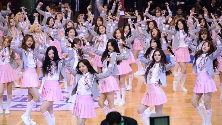 kpopnews2_'s tweet photo. 📰 De acordo com a mídia coreana, uma nova lei foi criada para proteger os direitos humanos dos trainees.

O Conselho Metropolitano de Seul partilhou recentemente que a “Portaria sobre a Protecção e Apoio aos Direitos e Interesses dos Jovens Artistas Culturais em Seul” foi finalmente aprovada em dezembro do ano passado, durante a 321ª sessão plenária regular. O projeto de lei foi proposto pelo conselheiro Kim Gyu Nam, do Partido do Poder Popular.

A lei visa principalmente prevenir qualquer dano à saúde física e mental dos jovens trainees, especialmente através de práticas como perda forçada de peso ou cirurgia plástica. A portaria também capacitará o conselho municipal para apoiar avaliações psicológicas e aconselhamento para trainees com esses gatilhos de estresse.

A lei também leva em consideração os trainees que abandonaram a escola. A Câmara Municipal planeia proporcionar a esses jovens aconselhamento profissional para os ajudar a explorar novos caminhos na vida.

https://t.co/IdXH2kiqm8
