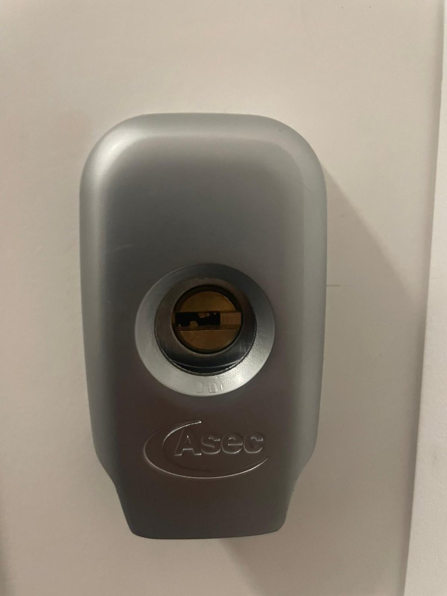 We provide many types of locks, for all manner of situations. The customer wanted a restricted key on a high security nightlatch and we were happy to oblige.

smslocksmith.co.uk 

# locksmith #london #trades #putney #chiswick #work #clapham #Kensington #Wimbledon