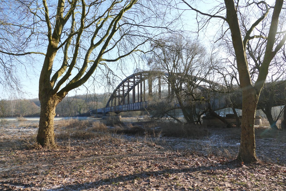 CorveyWestwerk's tweet photo. Wir haben die Wintersonne der ersten Wochenhälfte eingefangen. Das #Weserhochwasser hatte Teile des Remtergartens der #Landesgartenschau2023 in #Corvey überflutet. Der Frost ließ diese Flächen nun wie einen zugefrorenen See erscheinen. Inzwischen ist der Himmel wieder grau. https://t.co/jtD45AZN0E