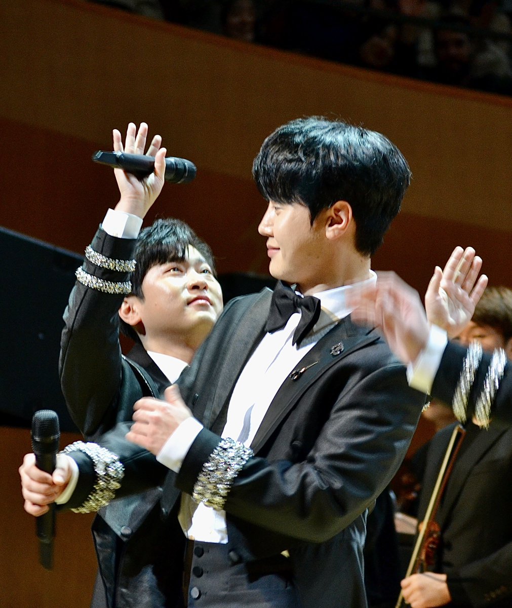 [포토] 라포엠 실세, 근엄한 인사