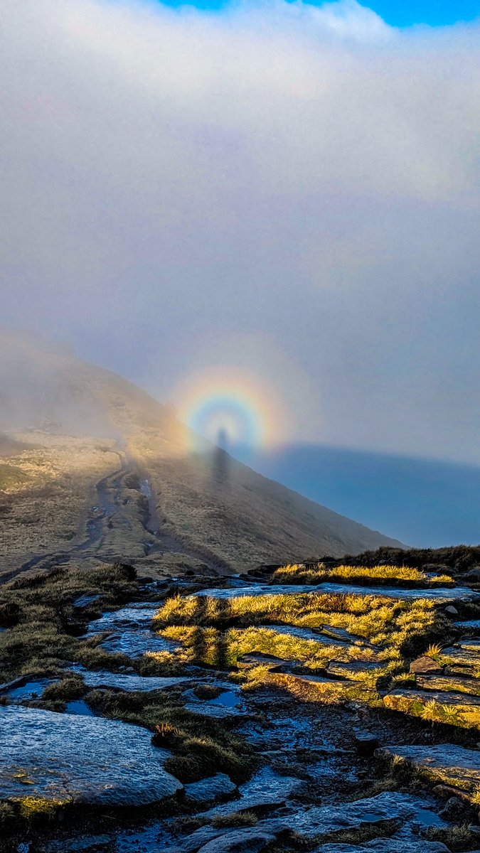 Sometimes you need to run through the fog to reach your own rainbow 🌈 My first Brocken Spectre on Kinder Scout! My hand nearly froze off taking this photo but it soon came back to life in my winter mitts. Take more layers than you think you'll need ❄️ #PeakDistrict
