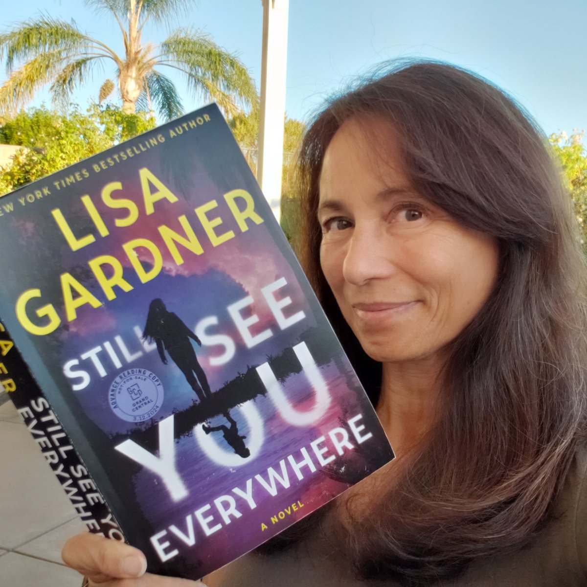 I scored an #advancereadercopy of STILL SEE YOU EVERYWHERE, @LisaGardnerBks' latest #FrankieElkin novel, set on a remote Hawaiian atoll. Captivating! Enter her #GoodreadsGiveaway for a chance to win a copy of your own. 🦀🌴🌛 📚 goodreads.com/book/show/1663…