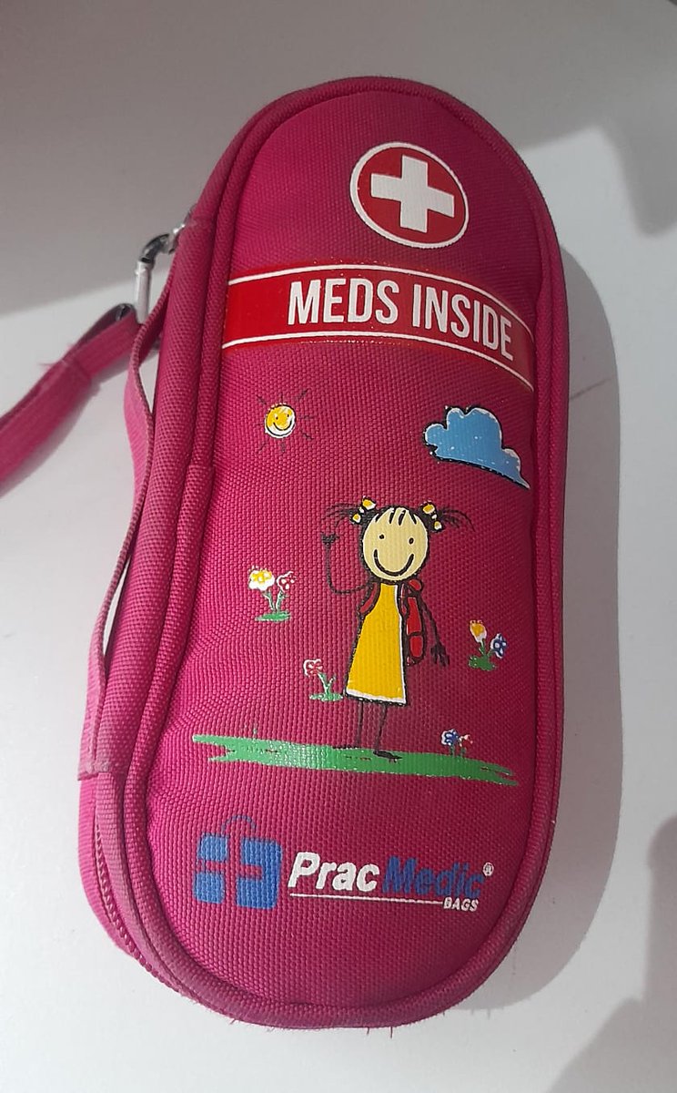 Una niña se olvidó esto en el local ayer!! No tenemos datos, sólo sabemos que es del interior. 
Nos ayudan a compartir a ver si encontramos a su dueña??