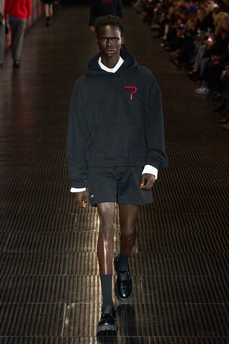 MaleFashTrends's tweet image. Toques de color pop en formalidad bespoke: la colección Otoño-Invierno 2024 de #MSGM en Milán buff.ly/3HgD6zu