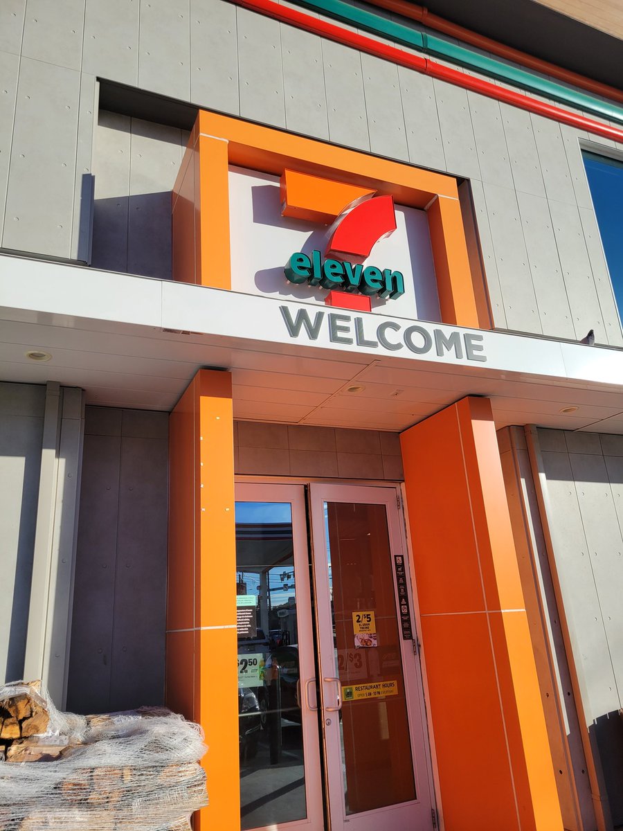 DeucesNeverLose's tweet photo. @7eleven it might be time to rethink these machines. Flagship store #coffeefail https://t.co/VdJcazkVDi