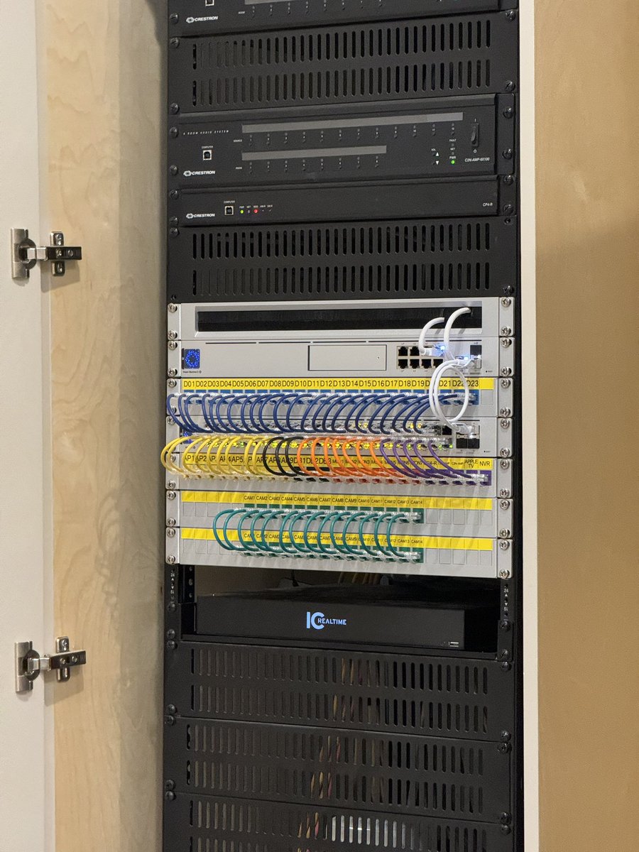 GbitTech's tweet image. @Ubiquiti UniFi Network upgrade -
UDM SE
USW Pro 48 PoE
Brush / Patch Panels

Rack with a view 🌅

#ubiquiti 
#unifinetwork 
#networkrack