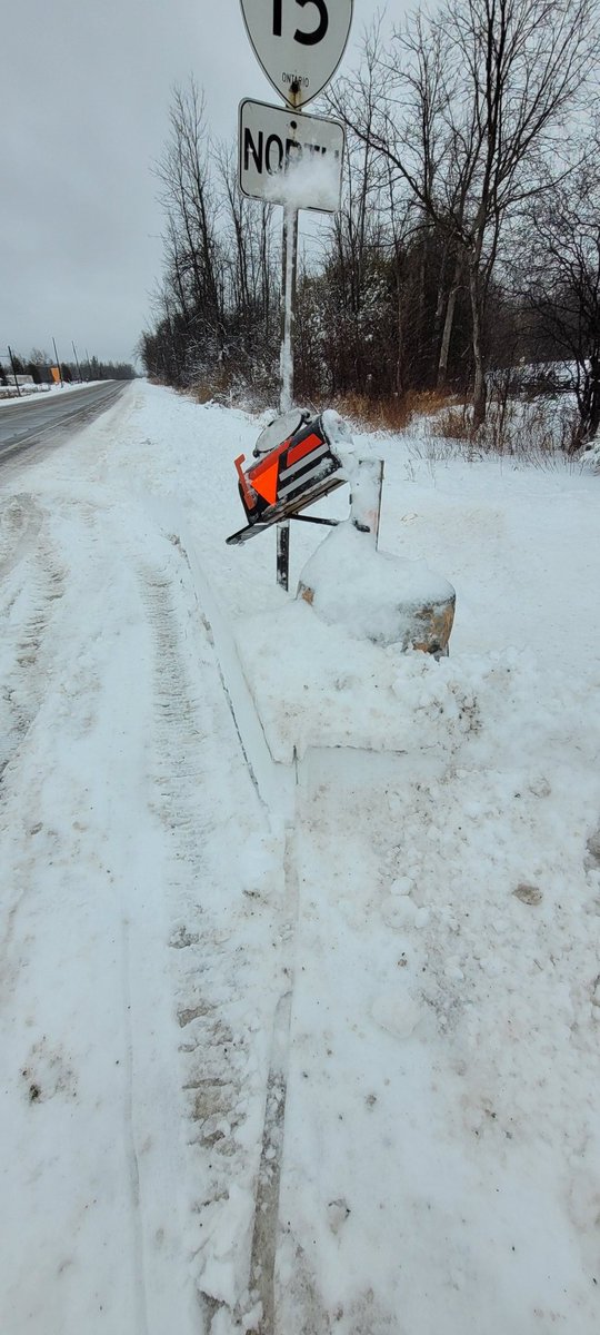 MoeFraser's tweet photo. @Scorpio_Karen18 Absolutely luv it, Hubby always does our neighbors driveway. It's a shared driveway 😉 & hubby loves doing it, ❤️ looks like we need a new mailbox 📬 🤣 #ONStorm #Plows 🙄 #Numogate https://t.co/bKVSed7MFz
