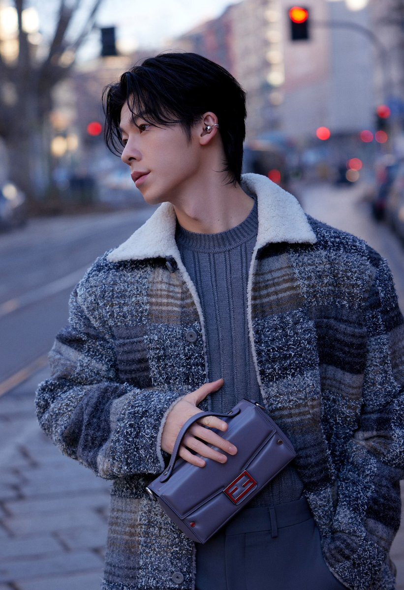240113 허광한 FENDI 밀라노 오로라 웨이보

얼빡 너무잘생김🧎🏻🧎🏻
이어커프 진심 누구아이디어세요 당장 연봉올려드려....