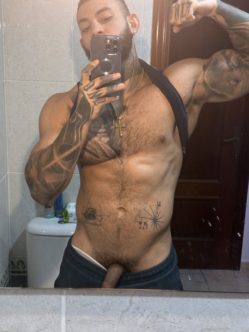 Hi twitter 🤘🏽  https://t.co/Wy9fRe6Ox2 https://t.co/DoI95PmAPL