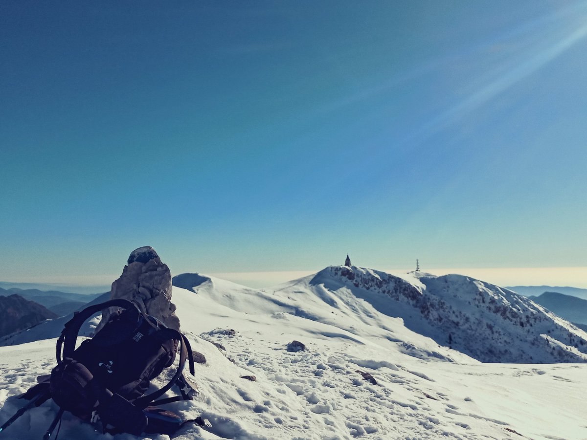 lubon72's tweet photo. Sul dosso Pedalta (1.957 m), massima vetta del monte Guglielmo, lungo il "percorso invernale", che dal rifugio Medelet risale la cresta Nord della punta Caravina, un percorso assistito da corde fisse (oggi peraltro per buona parte coperte dalla neve). Ramponi necessari. https://t.co/PDwa874rbk