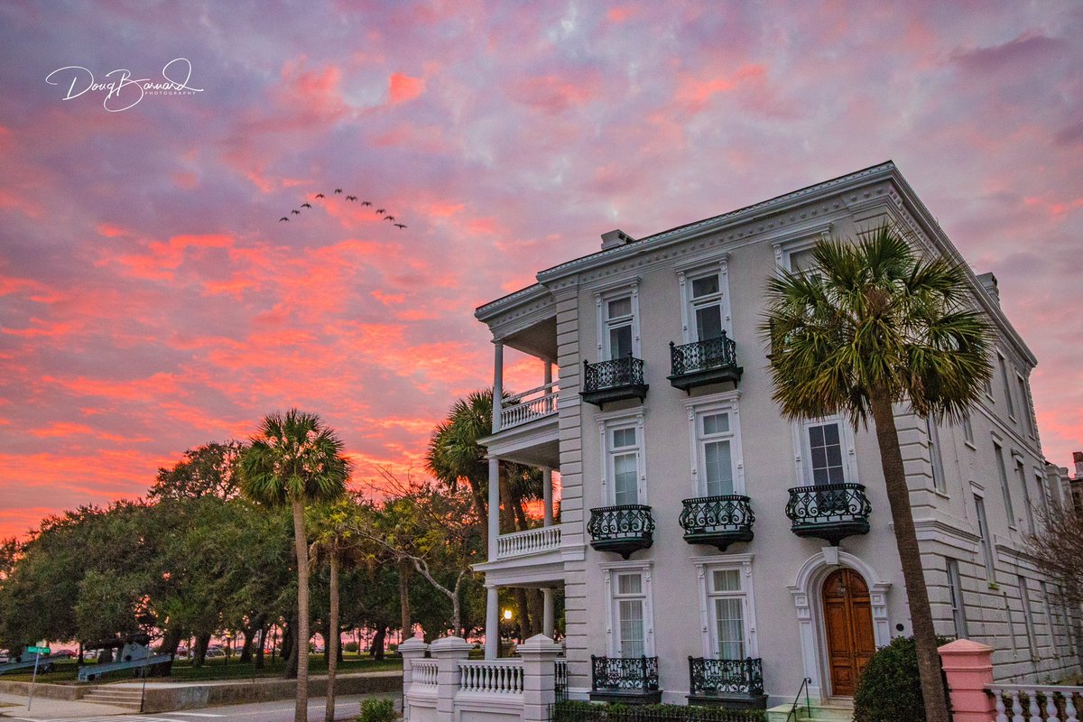 Sunset over White Point Garden (aka The Battery) in Charleston, SC 

#BeautifulDestinations #StayAndWander #Hypebeast #naturelovers #AdventureCulture #NeverStopExploring #OurPlanetDaily #Travelstagram #ArtofVisuals