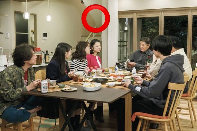 ドラマなどで左利きの役者から目が離せないし、食事中シーンで左利き役者が座る位置から目が離せない。
1枚目「俺の話は長い」の小池栄子さんの座る位置→そんな訳あるか
2枚目「コタツがない家」の小池栄子さんの座る位置→正解
 #左利きの人しか分からないこと選手権