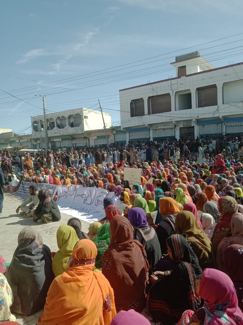 آواران : اس علاقے نے ریاستی جبر اور تشدد کو بہت قریب سے دیکھا ہے نوجوانوں کی لاشیں جبری گمشدگیوں کے شکار افراد کی لمبی فہرست بھی ! مگر آج ہمارے اسلام آباد میں جاری دھرنے کی حمایت میں جس طرح لوگ خوف کے تمام پرچھائیوں کو پرے رکھ کر گھروں سے نکلے ہیں وہ قابل دید ہے 
ہم بہت بار کہہ