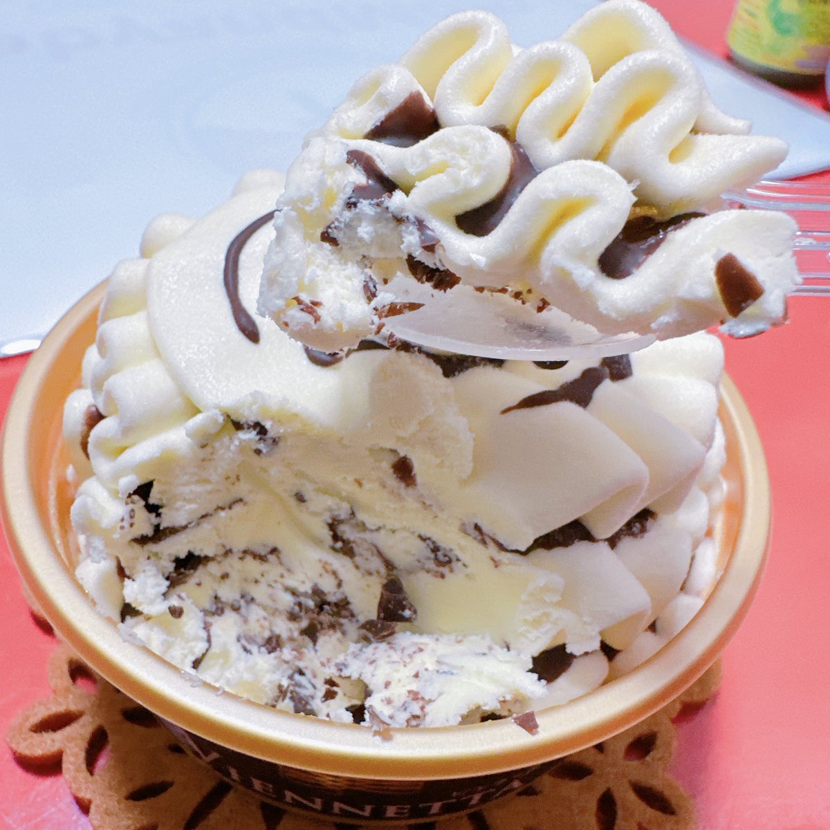 ชั้นเจอ เวียนเน็ตตา แบบนี้ในเซเว่นญี่ปุ่น 🇯🇵 กินง่าย ปริมาณกำลังดี ไม่เหลือเก็บ ไม่ต้องมาตัดแบ่ง 
หายไปพักนึงตอนนี้กลับมาวางขายแล้ว

/อย่าถามรสชาติเหมือนที่เคยกินตอนเด็กไหม ตอนเด็กอยู่ไทยสมัยนั้นแพงนะ ได้กินไม่กี่ครั้ง 
แต่ตอนนี้ อันนี้ อร่อย 😍

#เวียนเน็ตตา #Viennetta