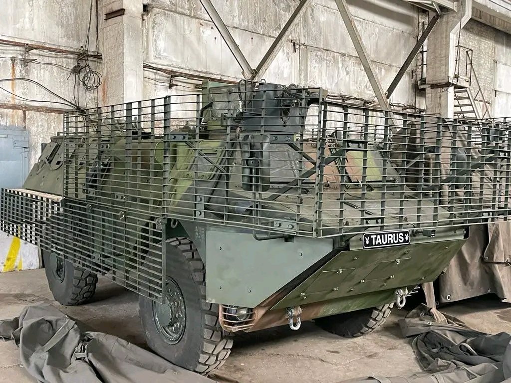 #Ukraine: One photo from the archives - a #French 🇫🇷-supplied VAB APC with slat armor in the service of the Ukrainian Army. The photo is from November 11, 2023. This is the first time I see a VAB APC with slat armor in Ukraine #UkraineRussiaWar #UkraineWar #Kyiv #USA #France