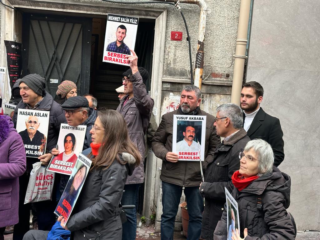 Dezavantajlı Gruplar ve İnsan Hakları Komitemiz Cumartesi Anneleri’nin 981. haftasındaki eylemine katıldıktan sonra, İHD'yi ziyaret ederek, 616. haftasındaki "Hasta Mahkumlar Serbest Bırakılsın" basın açıklamasına katıldı.