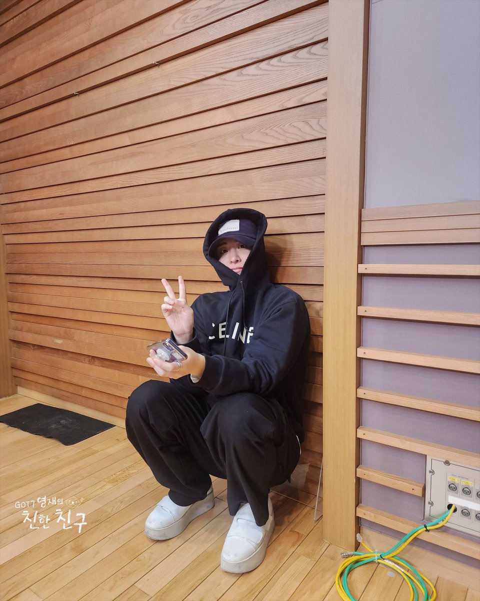 mbcbf_ever's tweet photo. 🦦친친🦦

#토요일엔_하드털이해🎶
셀카 찍는 달디가 김주먹밥 같아서 찍어보았습니달 🦦🖤

#MBC #RADIO #GOT7영재의친한친구 #친한친구 #친친 #달친친 #달디 #GOT7 #갓세븐 #영재 #YOUNGJAE https://t.co/L8lUYioDde