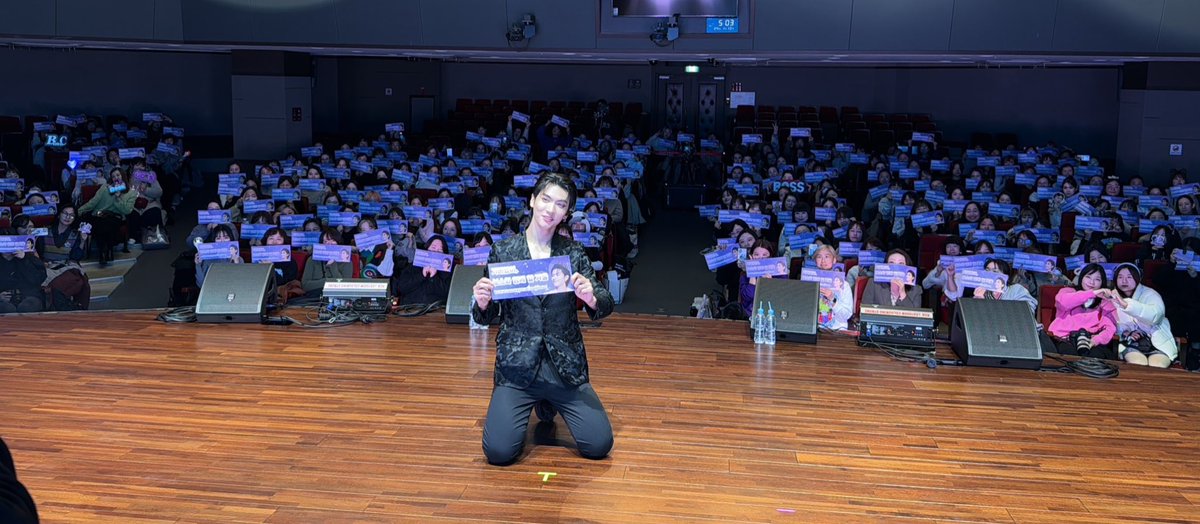 Bossckm_'s tweet photo. ขอบคุณแฟนๆทุกคนมากๆเลยนะครับมาหากันในวันนี้ อบอุ่นมากๆเลย ดูแลตัวเองกันด้วยนะครับ อากาศหนาวมากๆ ไว้มีโอกาสเรามาเจอกันอีกนะครับ ❤️❄️

Thank you very much for coming today. Please take care of yourself. See you again. ❤️❄️

#BossCKM1stFMinKorea https://t.co/fYpU3ppfyf