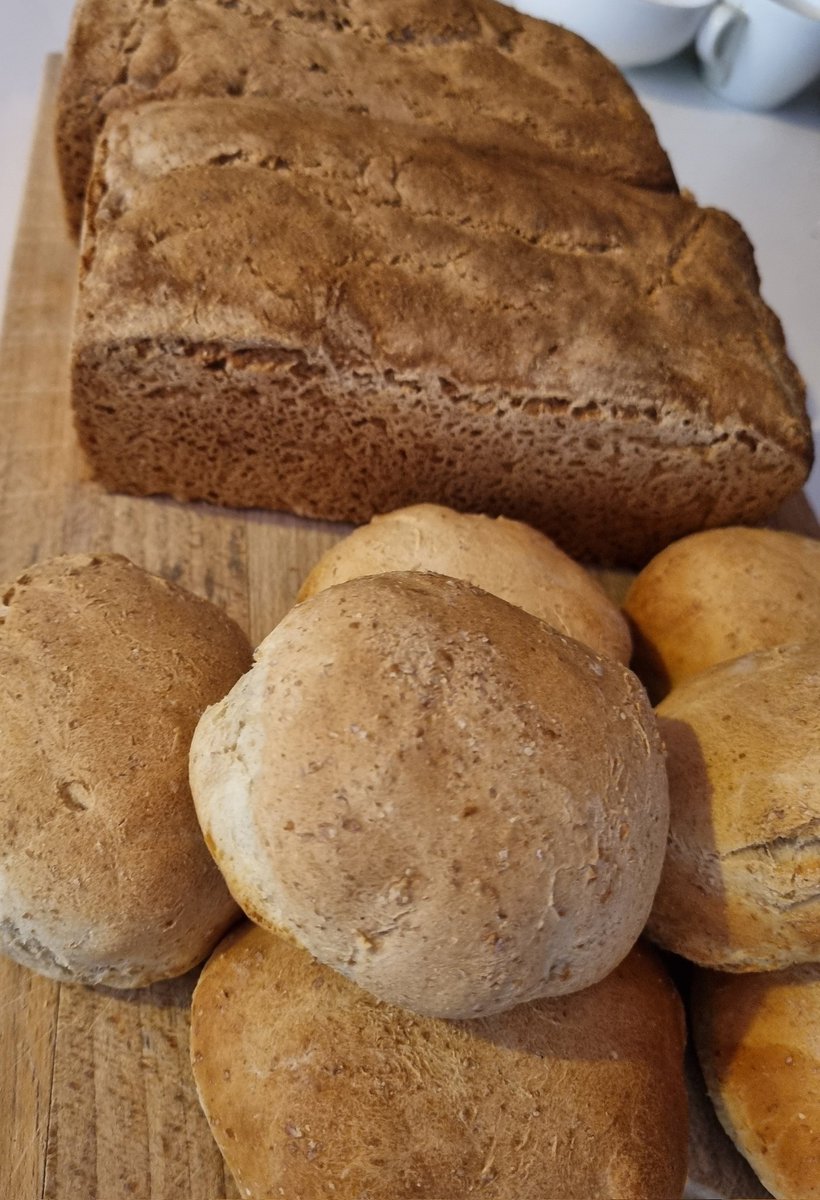 ElephantCafeUK's tweet photo. So proud of the delicious organic bread I'm baking!
For open sandwiches + with soup
Organic spelt flour loaves very low in gluten + slow rise = small amount of spelt gluten even more digestible
Soft fluffy white rolls
#breadmaking #organicbread #SE17 https://t.co/LYiYYLXsIB