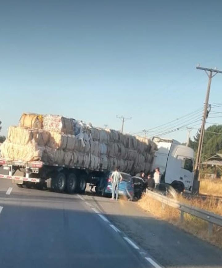 🚗💥🚛Km 381 ruta 5, en #sancarlos region de #Ñuble pista de NORTE A SUR rescate de Camión con vehículo menor una persona lesionada fuera de riesgo vital. ABC en el lugar <a href="/biobio/">BioBioChile</a> <a href="/RadioLaWfm/">Radio La W 🌐</a>