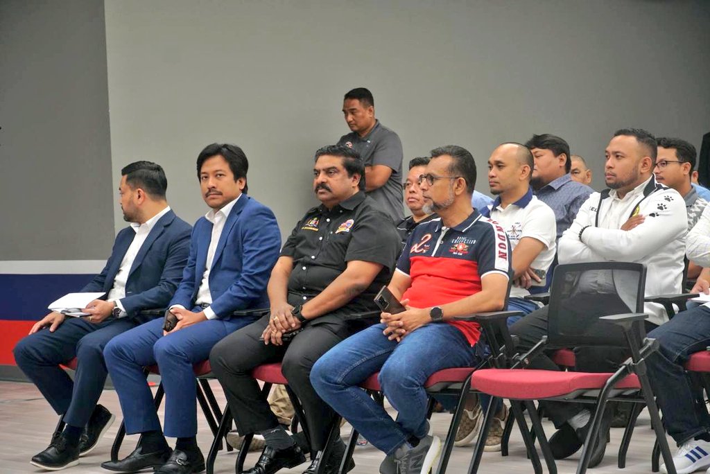 NajwanHalimi's tweet photo. 9 Januari 2024

Bersama barisan EXCO Sukan Negeri dari Sabah, Pahang, Negeri Sembilan, Melaka, Terengganu, Kelantan serta para pegawai terlibat dalam sesi lawatan kerja ke Stadium Sultan Ibrahim di Iskandar Puteri, Johor.

Sesi lawatan ini adalah bersempena dengan Mesyuarat Pengelolaan Liga Malaysia dan Taklimat Pengurusan Stadium dan Venue Liga Malaysia Musim 2024/2025 yang dipengerusikan oleh Menteri Belia & Sukan, YB @hannahyeoh bersama Pengerusi @MFL_MY Malaysian Football League (MFL), Dato' Ab Ghani Hassan.

Kami turut mengikuti sesi taklimat dan tinjauan sekitar stadium yang diselaraskan oleh Encik Kevin Ramalingam, Ketua Unit Komersial Kelab Bola Sepak Johor Darul Ta'zim (JDT).