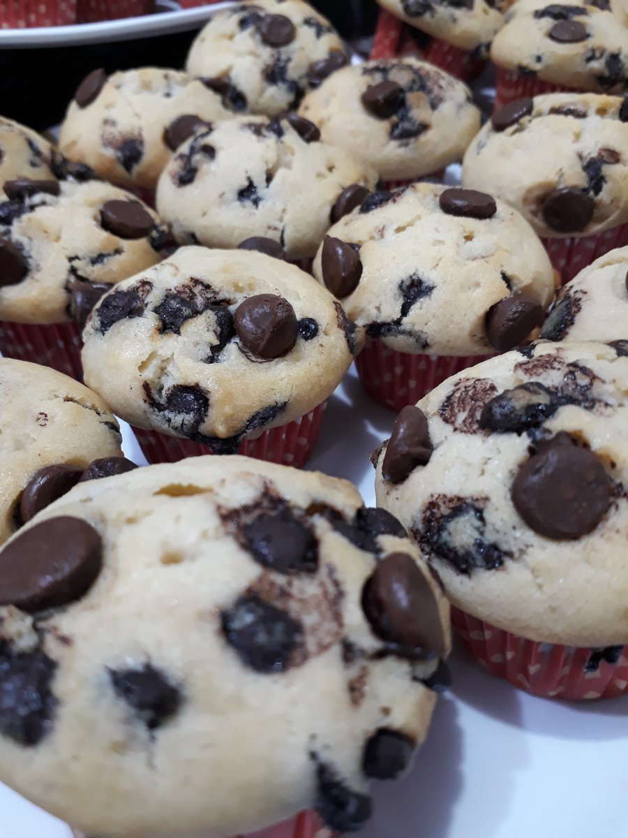 maureenvillegs's tweet photo. my mini chocolate chip muffins #The2amBaker https://t.co/aVI3BVHW4h