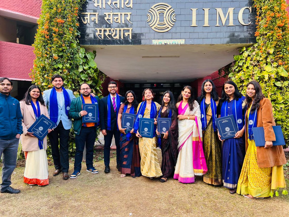 HarshikaYadav_'s tweet photo. It has always been a privilege to be a student of India's one of the premier institutions. Gratitude to my family, professors, batchmates, and everyone who was with me throughout the journey of EJ 21-22.
#ThankYou @IIMC_India
#IIMC55thConvocation #IIMC #IIMCConvocation https://t.co/leyaaZ8id2